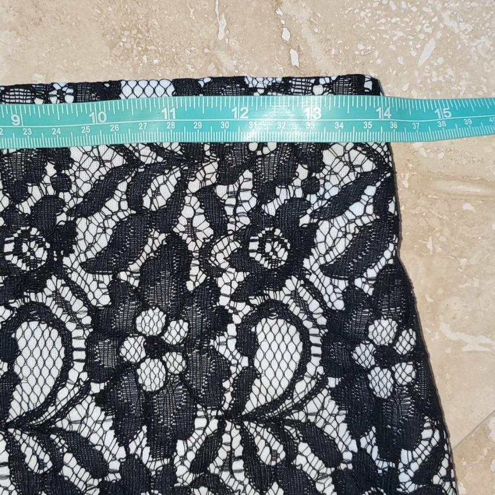 New Gorgeous lace pencil skirt, size 4 - Picture 6 of 7